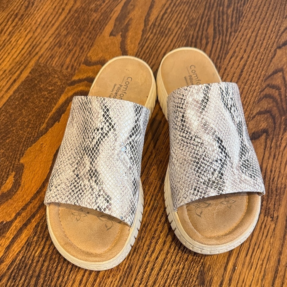 Comfortiva Carmila leather gray/white snakeskin print slide sandals. Size 8M.